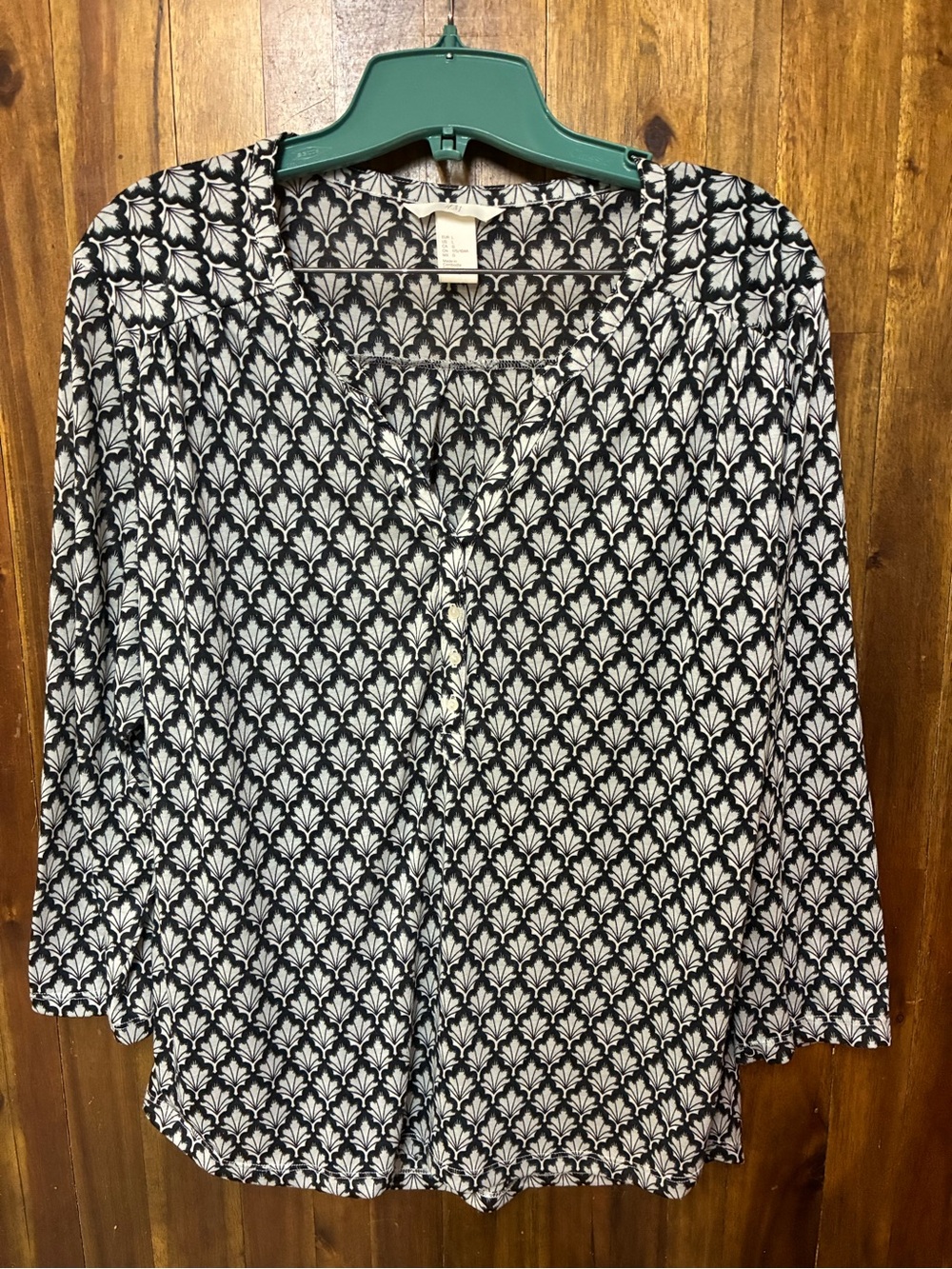 H&M Women’s Black and White Scallop Print V-Neck Blouse (L)